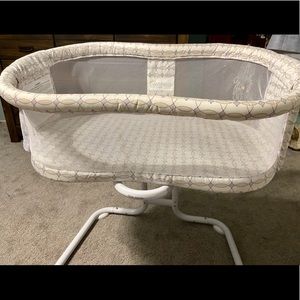 Halo bassinet glide sleeper-gently used